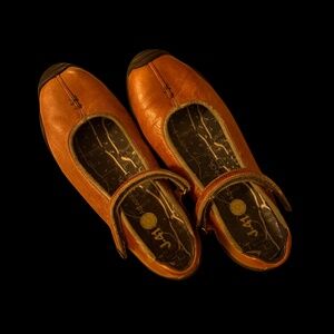 J-41 Adventure On Leather Flats Size 7.5